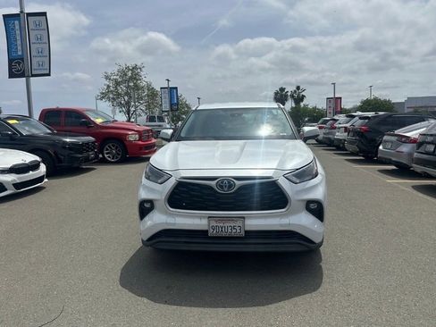 Used 2023 Toyota Highlander LE AWD/4WD image 1