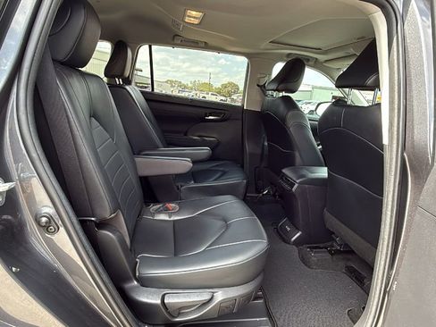 Used 2023 Toyota Highlander XLE FWD image 25