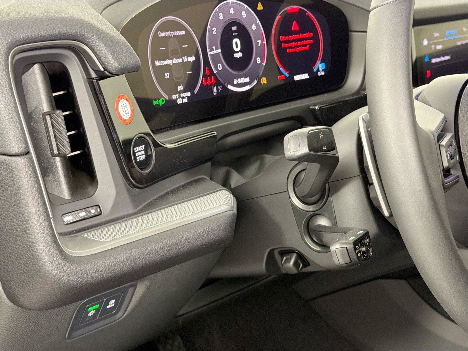 Certified 2025 Porsche Cayenne AWD/4WD image 32