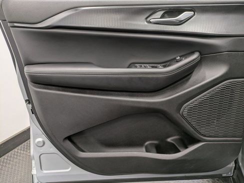 Used 2024 Jeep Grand Cherokee L Altitude image 8