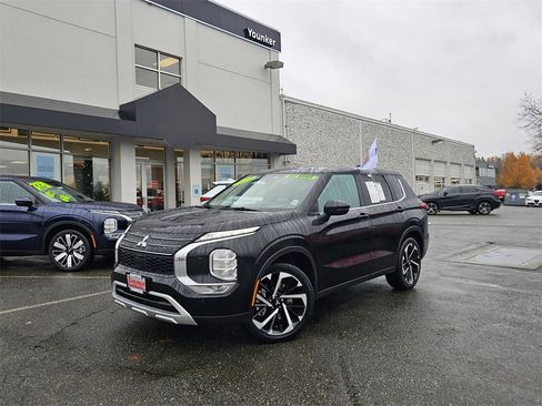 Used 2024 Mitsubishi Outlander SE image 1