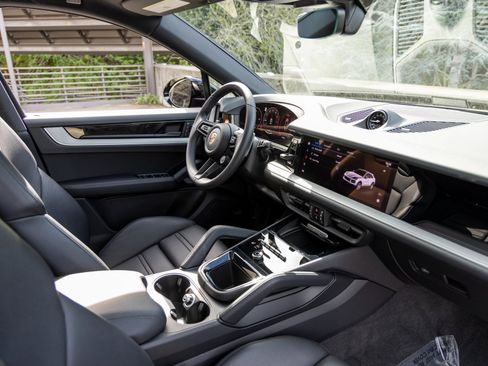 Certified 2025 Porsche Cayenne Coupe image 53