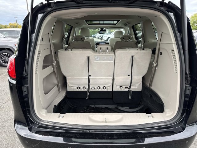 Used 2020 Chrysler Pacifica Touring-L FWD image 12