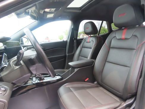 Used 2025 Chevrolet Trax RS w/ Sunroof Package FWD image 19