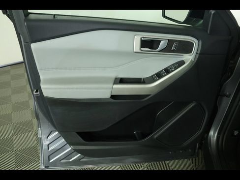 Used 2022 Ford Explorer XLT w/ Equipment Group 202A AWD/4WD image 25