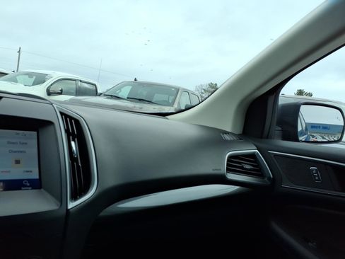 Used 2020 Ford Edge SE image 21