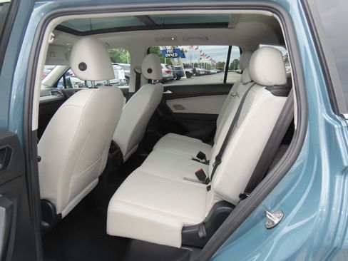 Used 2021 Volkswagen Tiguan SE w/ Panoramic Sunroof Package FWD image 18