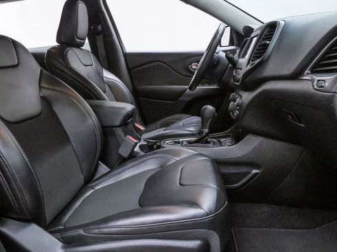Used 2019 Jeep Cherokee Latitude Plus w/ Comfort/Convenience Group FWD image 13
