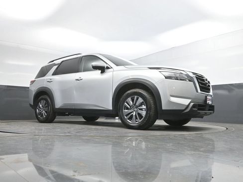 Used 2024 Nissan Pathfinder SV FWD image 32