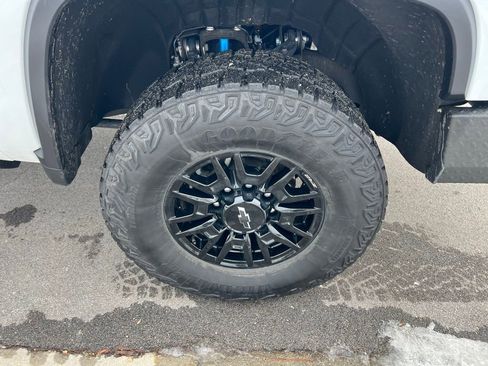 Used 2024 Chevrolet Silverado 2500 ZR2 w/ Technology Package image 12