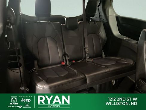 Used 2025 Chrysler Pacifica Select AWD/4WD image 28