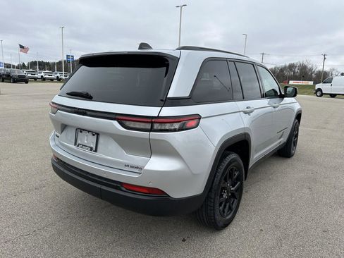 Used 2025 Jeep Grand Cherokee Altitude image 8