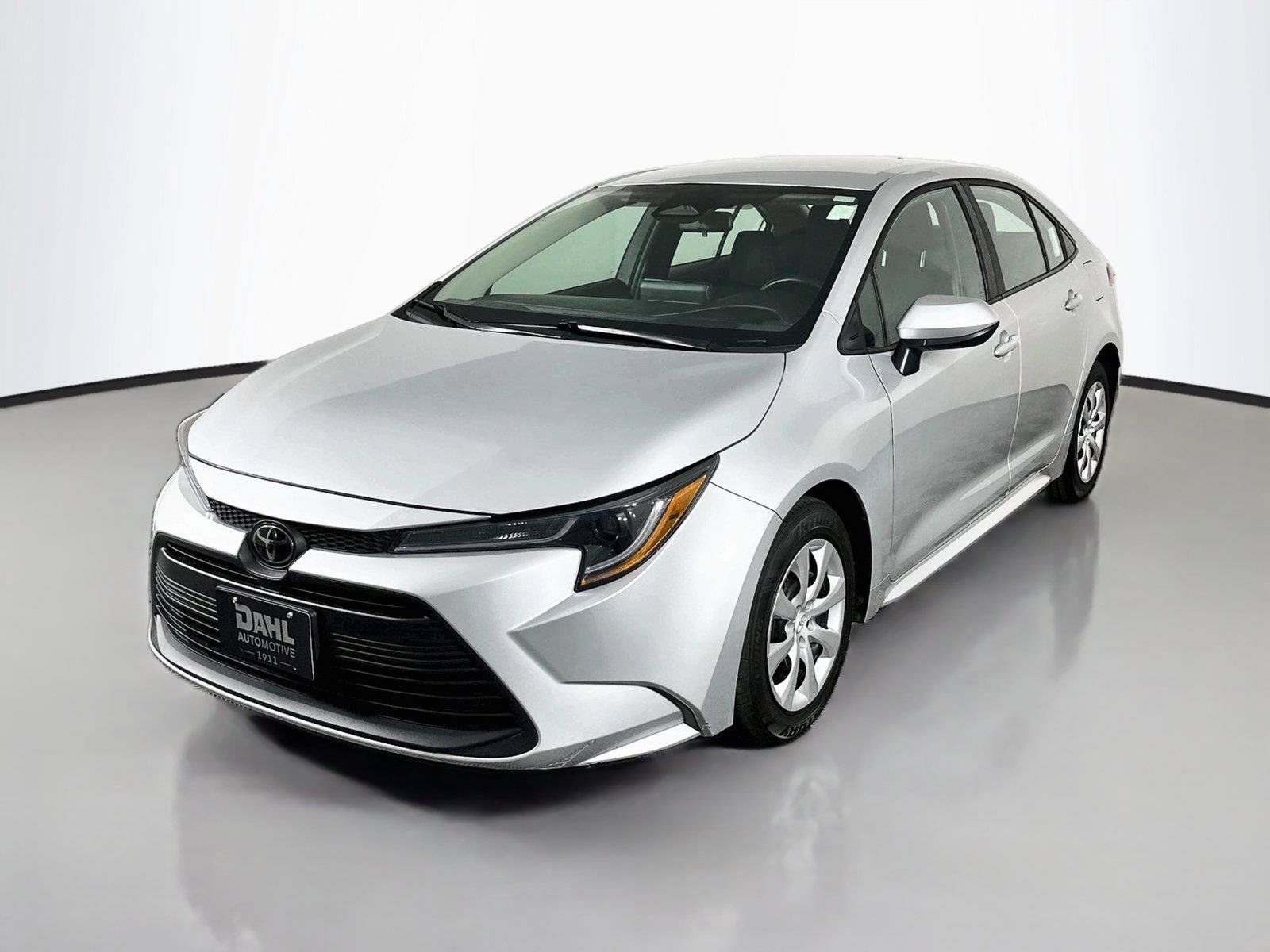 Used 2025 Toyota Corolla LE FWD image 4
