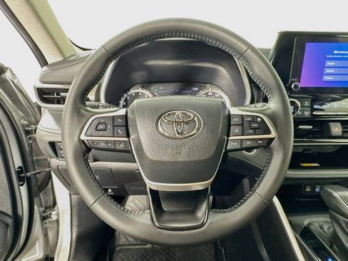 Used 2024 Toyota Highlander XLE AWD/4WD image 11