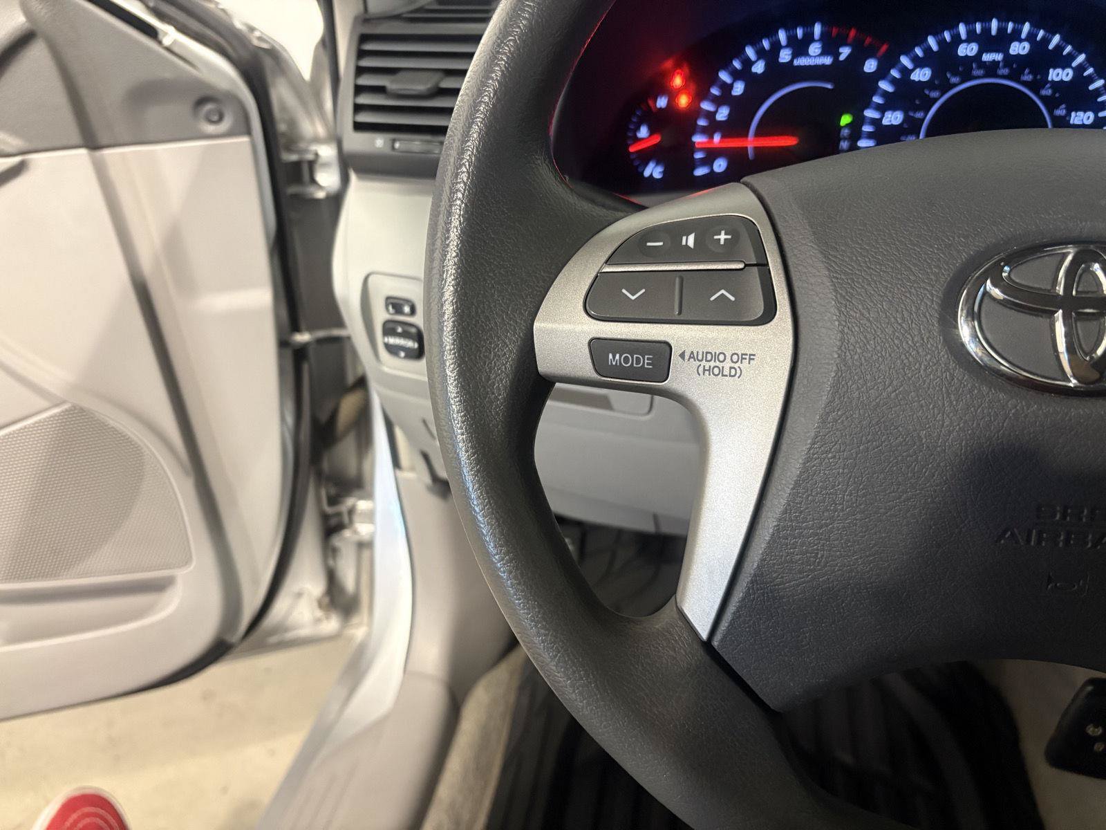 Used 2011 Toyota Camry LE FWD image 21