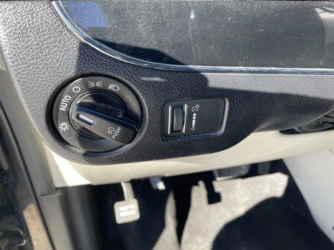 Used 2018 Dodge Grand Caravan SXT image 19