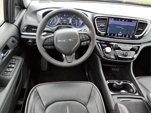 Used 2025 Chrysler Pacifica Limited FWD image 20