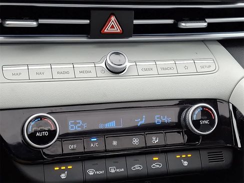 Used 2025 Hyundai Elantra Limited image 15