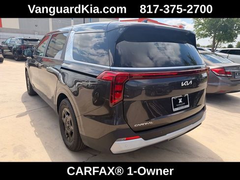 Used 2025 Kia Carnival image 2