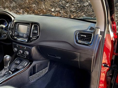 Used 2018 Jeep Compass Latitude image 13