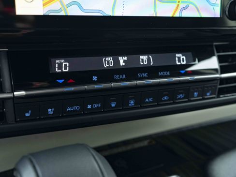 Used 2024 Toyota Sienna Platinum FWD image 34