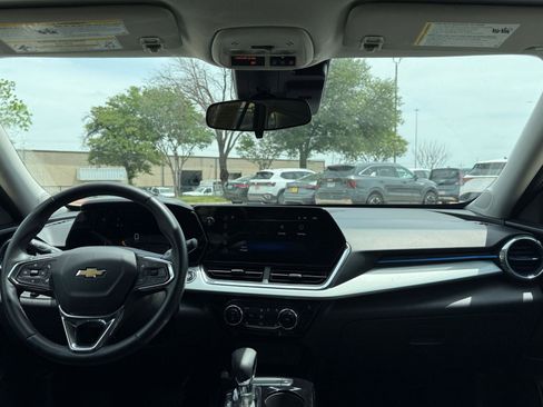 Used 2025 Chevrolet Trax LT w/ LT Convenience Package FWD image 33