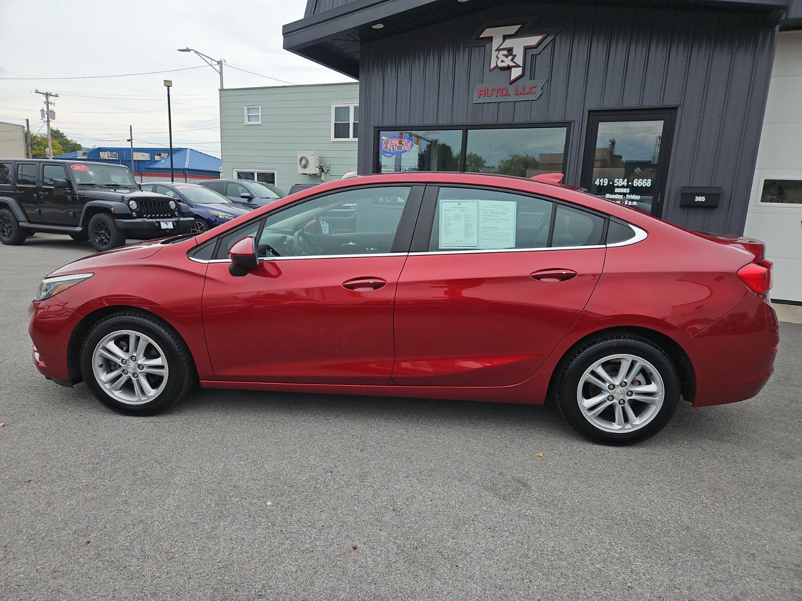 Used 2017 Chevrolet Cruze LT w/ Convenience Package FWD image 3