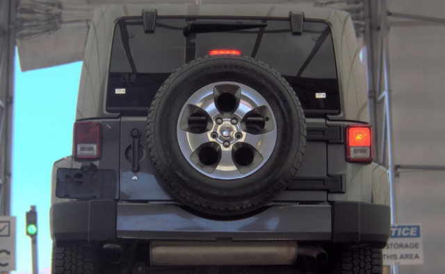 Used 2017 Jeep Wrangler Unlimited Sahara w/ Connectivity Group AWD/4WD image 7