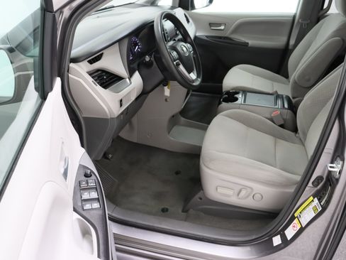 Used 2018 Toyota Sienna LE FWD image 14