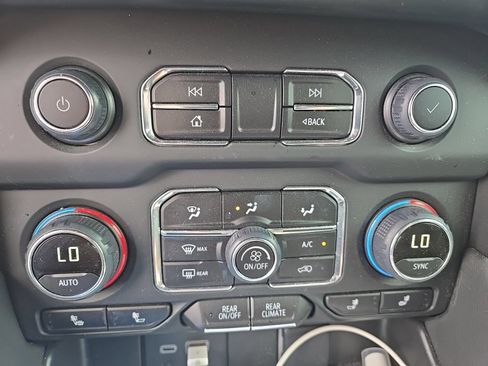 Used 2024 Chevrolet Tahoe Z71 w/ Z71 Off-Road Package AWD/4WD image 13