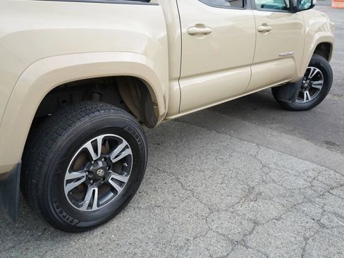 Used 2017 Toyota Tacoma TRD Sport AWD/4WD image 7