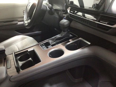 Used 2024 Toyota Sienna LE image 29