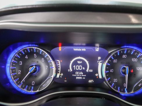 Used 2023 Chrysler Pacifica Touring-L FWD image 15
