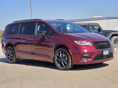Used 2023 Chrysler Pacifica Limited w/ Uconnect Theater Family Group