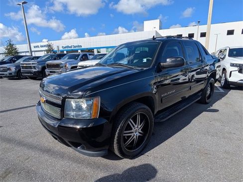 Used 2013 Chevrolet Avalanche LT image 3