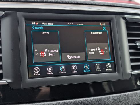 Used 2018 Chrysler Pacifica Touring-L image 4