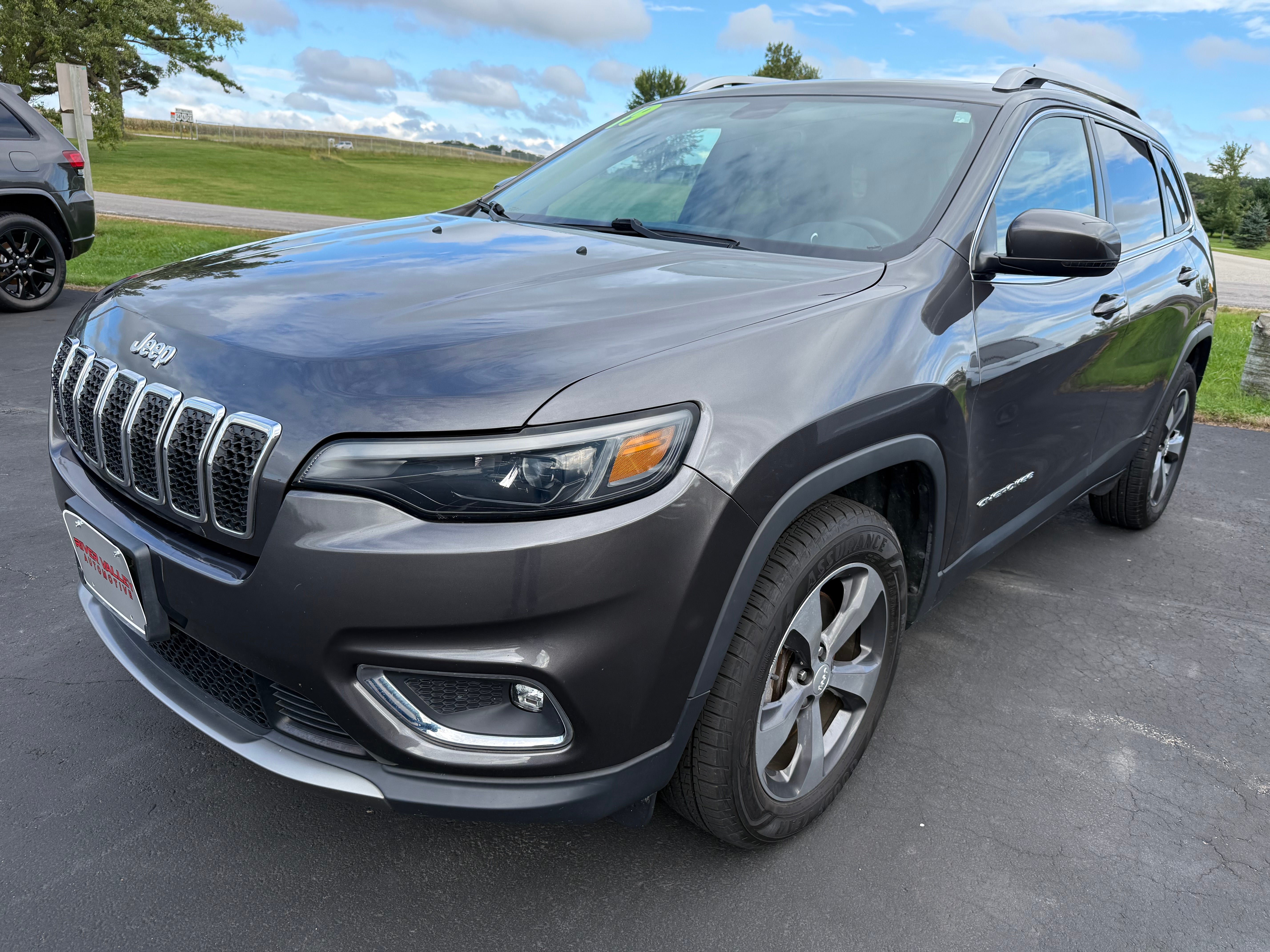 Used 2019 Jeep Cherokee Limited AWD/4WD image 1