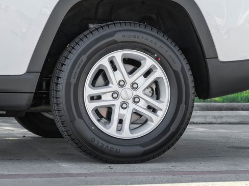 Used 2022 Jeep Grand Cherokee Laredo w/ Luxury Tech Group I image 68