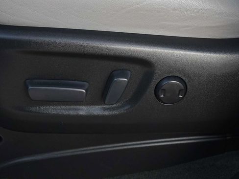 Used 2017 Toyota Sienna Limited Premium FWD image 12