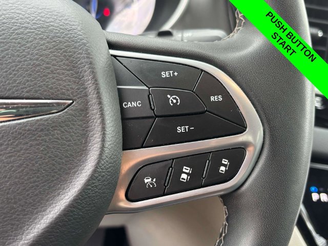 Used 2023 Chrysler Pacifica Touring-L FWD image 14