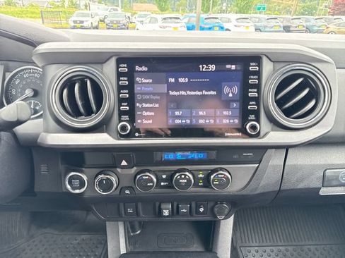 Used 2021 Toyota Tacoma TRD Off-Road AWD/4WD image 19