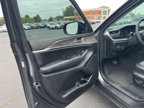 Used 2023 Jeep Grand Cherokee Limited RWD image 5