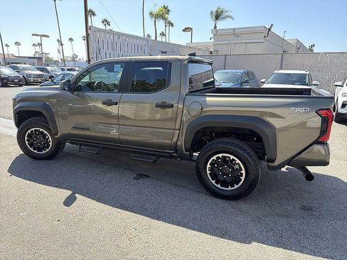 Used 2025 Toyota Tacoma TRD Off-Road AWD/4WD image 8