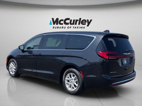 Used 2023 Chrysler Pacifica Touring-L FWD image 3