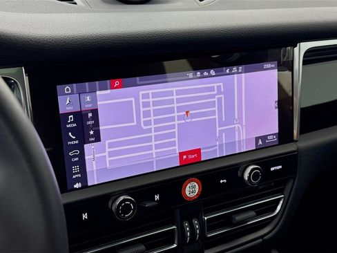 Certified 2025 Porsche Macan AWD/4WD image 20