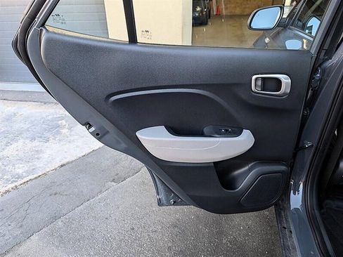 Used 2025 Hyundai Venue SEL image 25