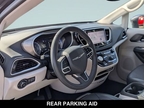 Used 2023 Chrysler Pacifica Touring-L FWD image 14