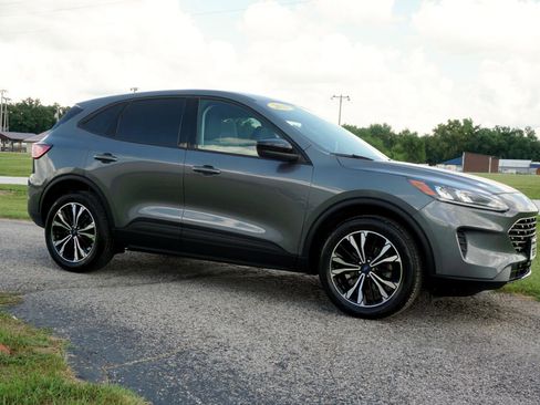 Used 2021 Ford Escape SE w/ SE Sport Appearance Package image 5