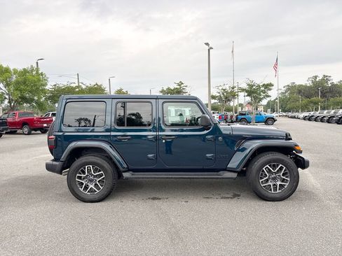 Used 2025 Jeep Wrangler Unlimited Sahara w/ Safety Group AWD/4WD image 2