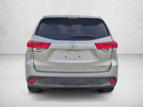 Used 2019 Toyota Highlander LE FWD image 6